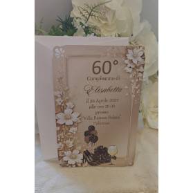 INVITO 60 ANNI DONNA CON ANGOLI PIZZO FIORI BIANCHI