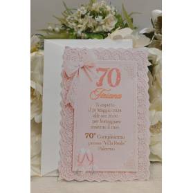 INVITO 70 ANNI DONNA CON ANGOLI SMERLATI CON BUSTA