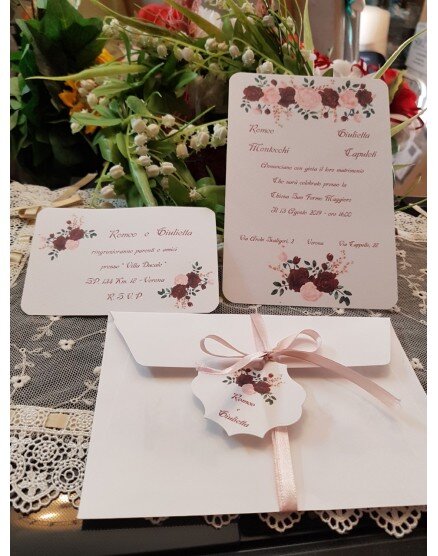 Invito Nozze con decoro rose porpora e tag